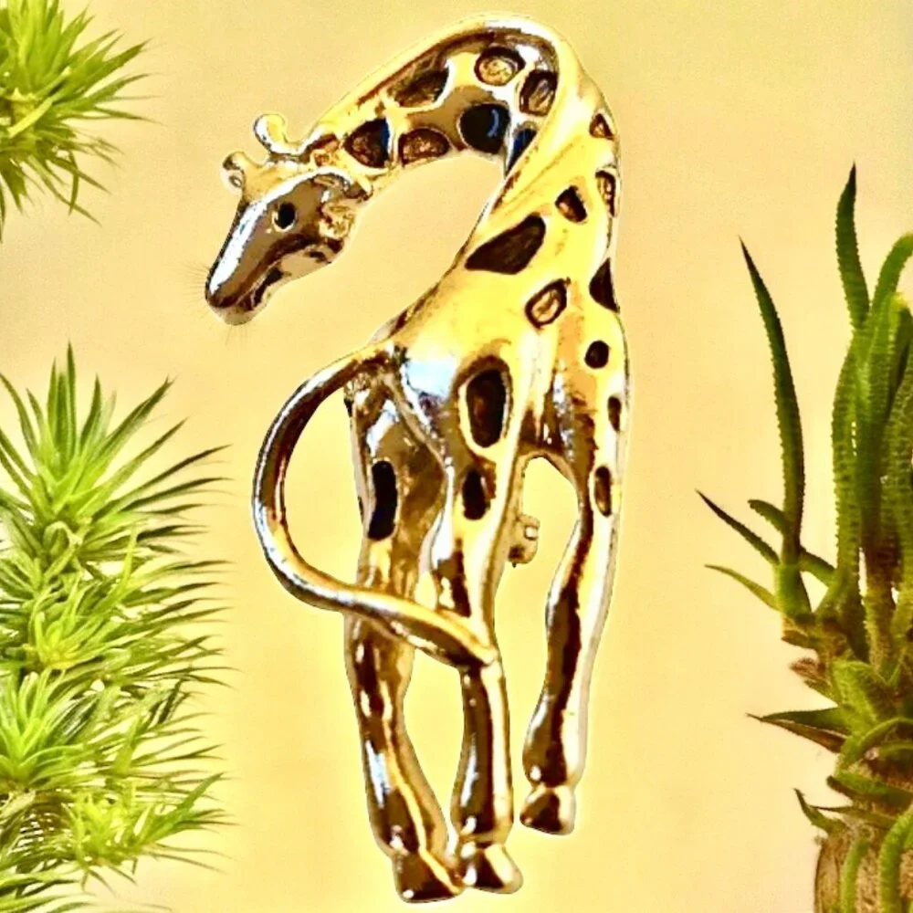 GIRAFFE Goldtone Pin Brooch with Inlaid Brown Stones Fashion Jewelry